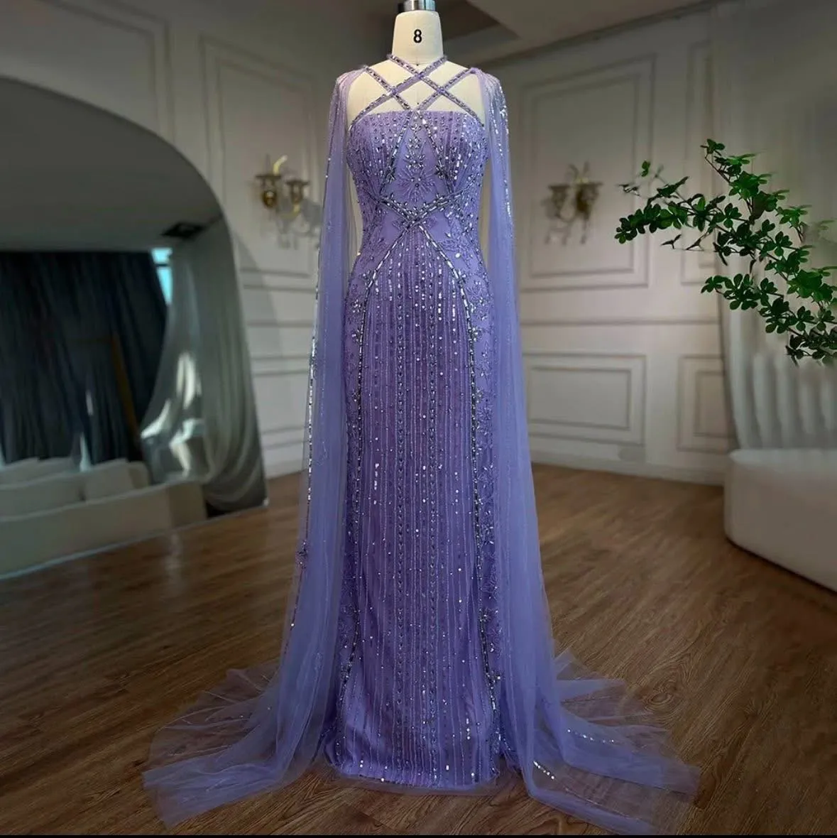 Custom Made — فسـتان سهرة بتفاصيل جميلة.