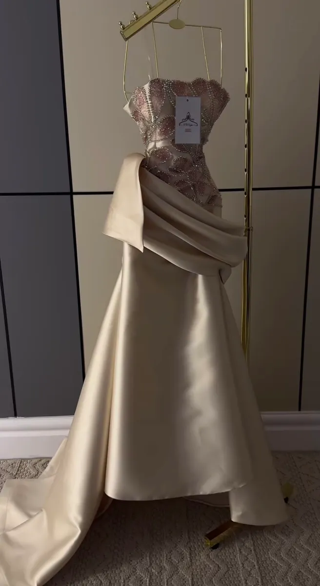 Custom Made — فستان لون بودري