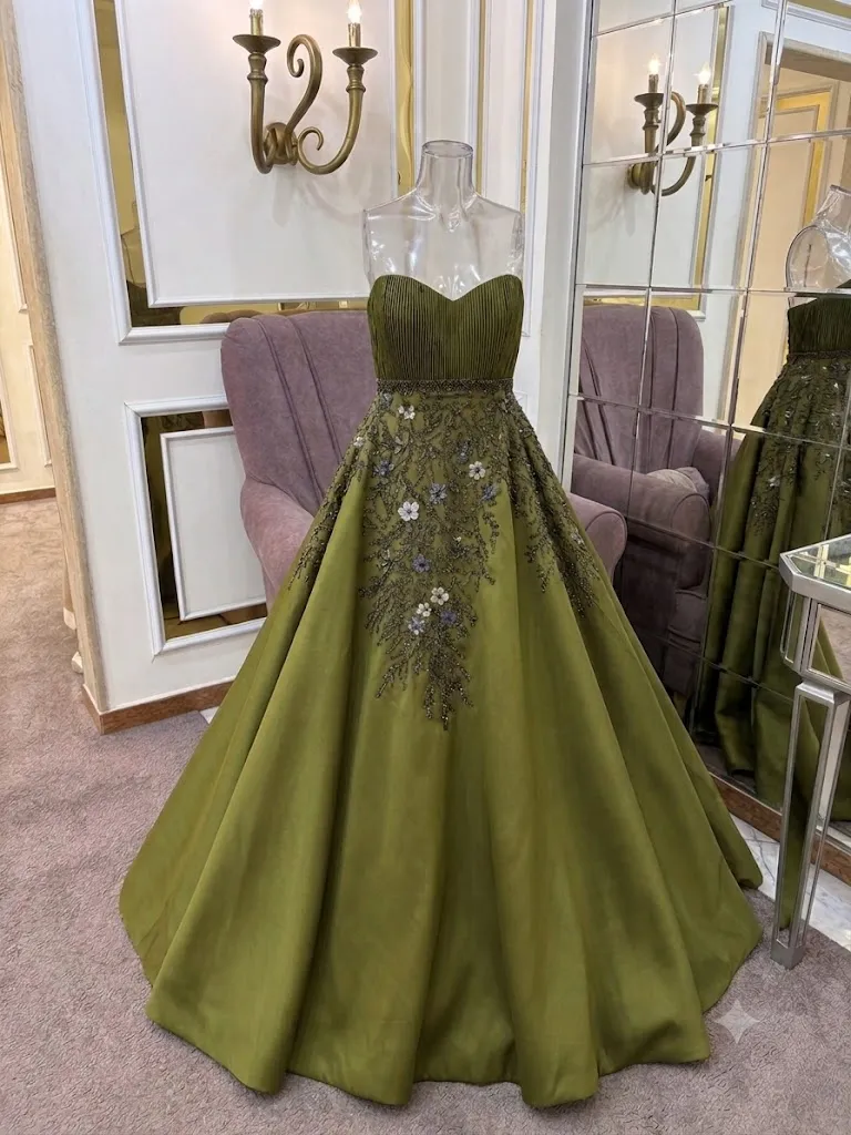 Custom Made — قفطان / فستان فخم طبقات اخضر بدون أكمام