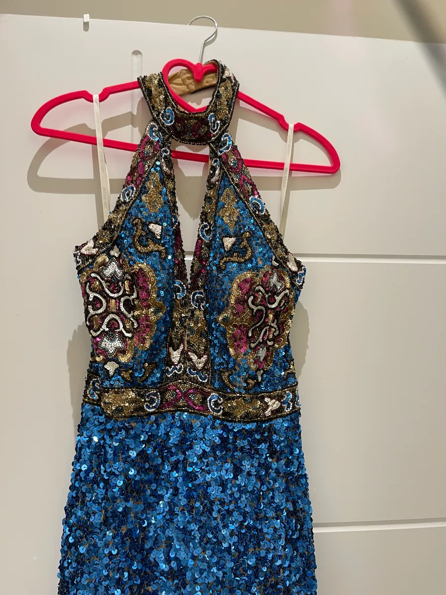 Sherri Hill — فستان من دار مايا ( شيري هيل ) مقاس 36 - 38 -40  ( بحكم فيه خيوط من الخلف )